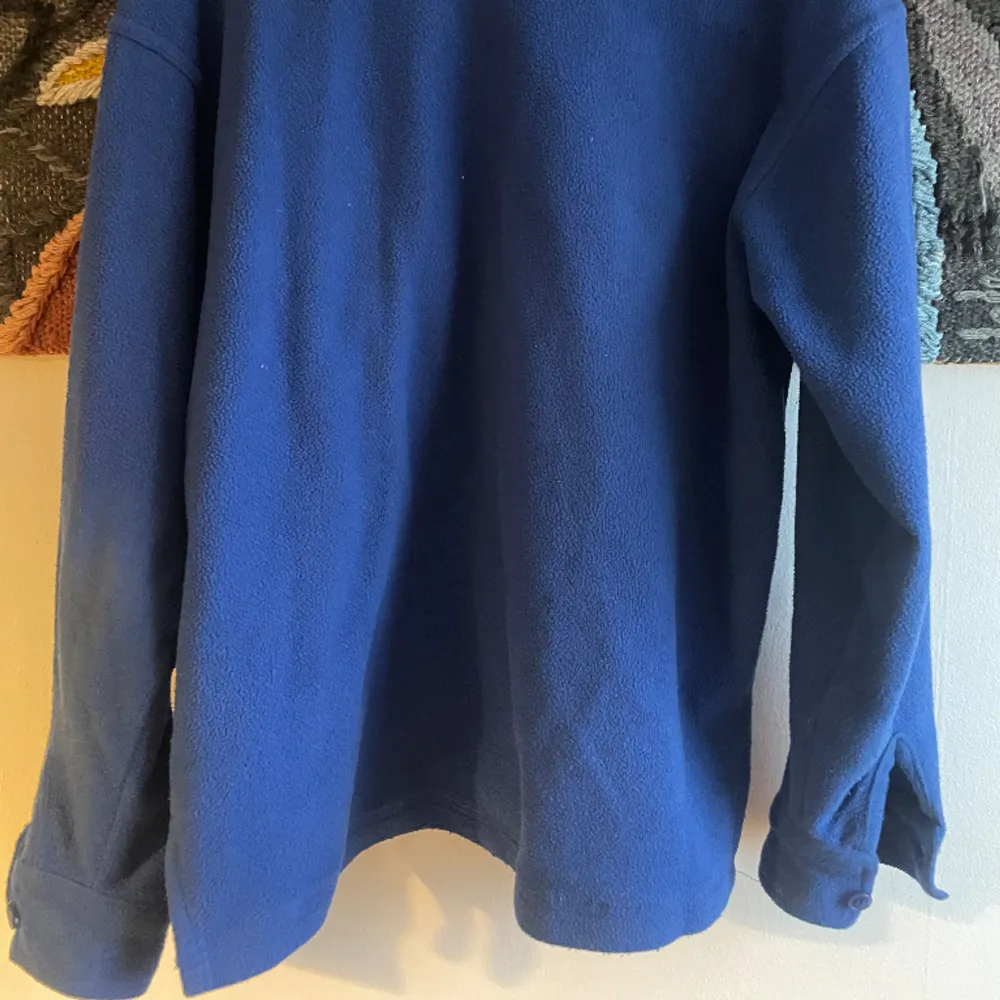 En overshirt med speciell material, och en snygg blå färg, väldigt skön och absolut ett unikt plagg! Passformen är minst lika bra! (Rakbotten). Skjortor.