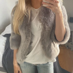 Grå pälsjacka! - Skit snygg pälsjacka från märket the beauty optimal product i nyskick!! Storleken på etiketten är L men liten i storleken passar xs/s. Tryck gärna köp nu💋