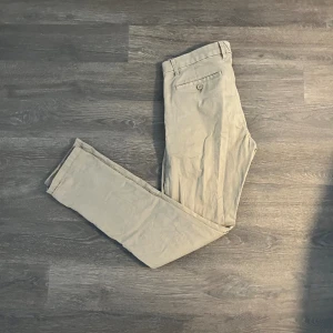 Dressman chinos  - Dressman chinos i bra skick (8,5/10). Vårat pris är 199kr. Storlek W32 L34. Tveka inte att höra av dig vid eventuella frågor!👍🏼