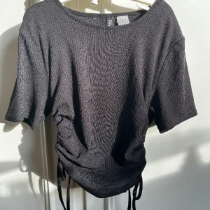 Fin kortärmad  - Jag säljer denna svarta kortärmade med justerbara band på sidan för att jag inte använder den längre❤️