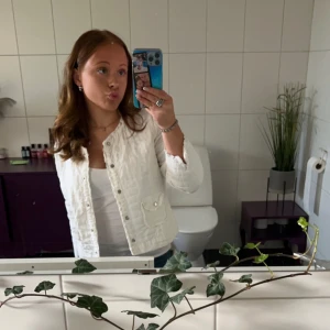 Prêt - Fick denna av en kompis för länge sedan då jag inte vet vad priset låg på när hon köpte den. Gått in på prêts hemsida och kollat men de verkar inte som att den finns. Vet inte vad man kan kalla det riktigt. Kofta/jacka?