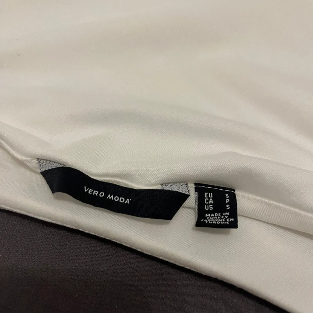 En fin vit tröja som aldrig använts pågrund av att den är för liten. Fin att ha till allt och är i storlek S passar inte M💕. T-shirts.