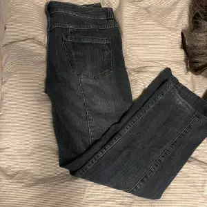 Supersnygga mörka jeans med detaljer💕