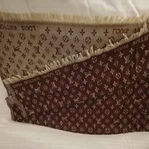 Fin halsduk köpt i Spanien, brun - Fin, skön halsduk i bruna toner, 190 cm x 67 cm. Köparen betalar frakten, vilken jag tror ligger på 15 t 20 kr