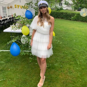 Studentklänning från By Malina. - Använd en gång. Säljer pga att den inte kommer till användning🥰