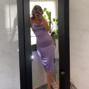 Lila satin klänning💜 - En jättefin lila satin klänning köpt för ungefär 2 år sedan. Använd 1 gång på en skolavslutning så den är i nyskick!  