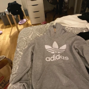 Grå Adidas hoodie - Använd 1 gång