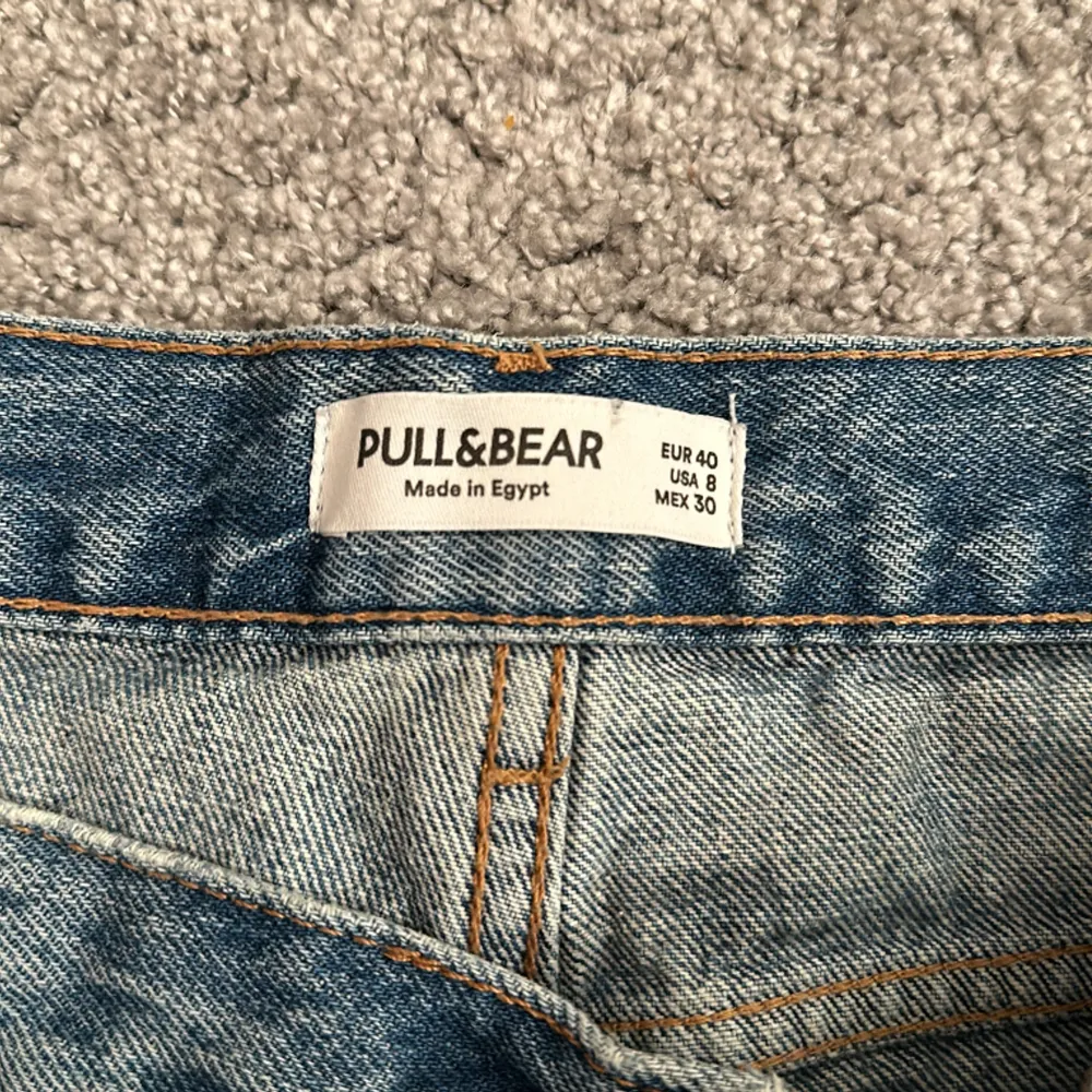 Midwaist jeans från pull&bear. Inte använda så mycket och säljer på grund av att de ej passar längre.. Jeans & Byxor.