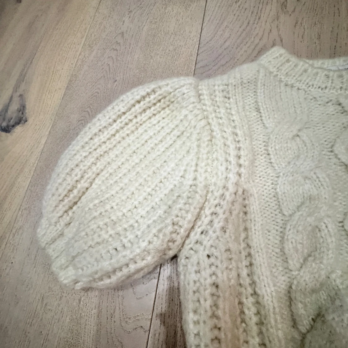 Stickad tröja med puffärm - 90