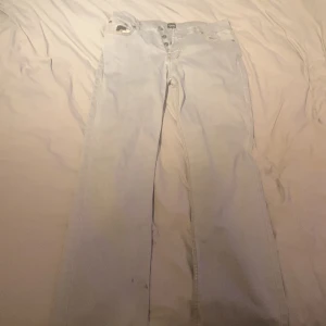 Monten jeans - Säljer mina Monten byxor då jag skaffat nya byxor. Sitter jättebra på alla. Skir snygg färg. Demma byxorna går inte få tag i längre då de bara såldes ett viss antal av dem. Finns en liten ful fläck precis vid benet men inget stort. Köpte dem för 1000