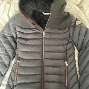 Vår/vinter moncler jacka  - Säljer nu min fina moncler jacka då den ej kommit till användning.  