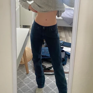 Lågmidjade gant jeans  - Super snygga gant jeans i fint skick! Skriv till mig för frågor och funderingar🩶