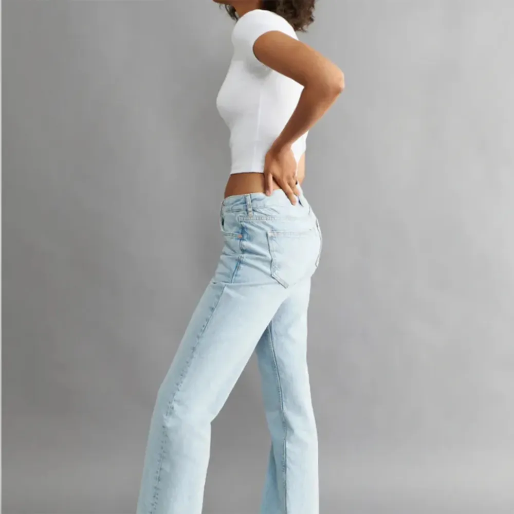Säljer dessa slutsålda jeans från Gina Tricot då dom inte sitter som önskat, jeansen är slitna längst ner vid fötterna men så är modellen💞. Jeans & Byxor.