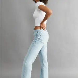 Säljer dessa slutsålda jeans från Gina Tricot då dom inte sitter som önskat, jeansen är slitna längst ner vid fötterna men så är modellen💞