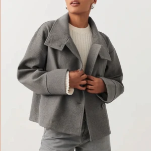 Kappa (short felt jacket) - Så nice kappa från Gina tricot i grått! Storlek S, använd men fortfarande i bra/fint skick🤗💕 hör av dig vid funderingar, frågor osv. Använd gärna köp nu! Pris är diskuterarbart