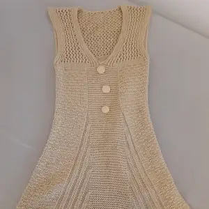Vintage klänning, har ett fåtal prickar som man ser i bilden. Har inte provat ta bort dem så det kanske går att tvättas bort💕 pris kan diskuteras 