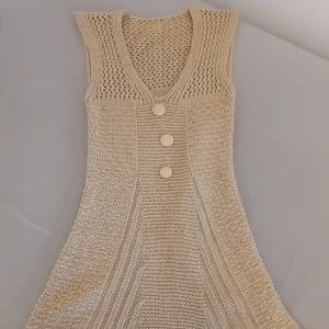Beige klänning - Vintage klänning, har ett fåtal prickar som man ser i bilden. Har inte provat ta bort dem så det kanske går att tvättas bort💕 pris kan diskuteras 