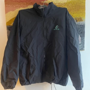 Vindjacka  - Svart vindjacka, snygg passform, varm och skön, använd 2-3 gngr