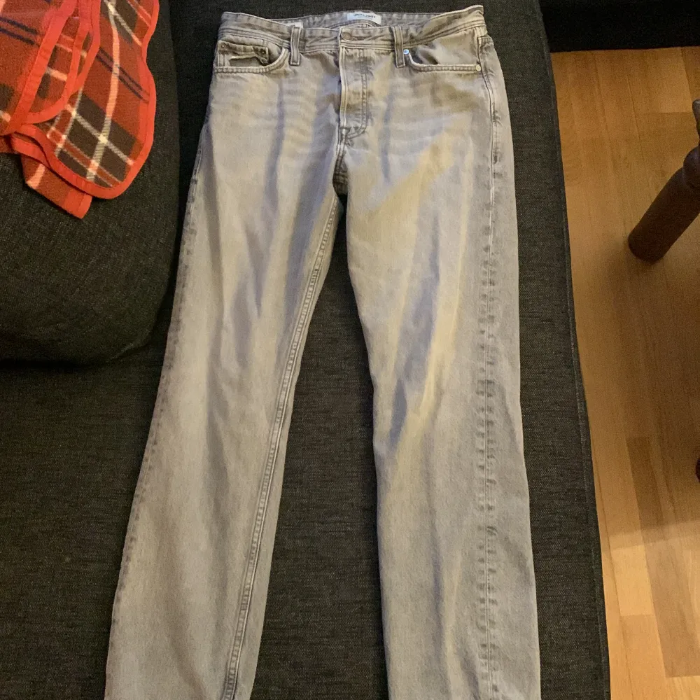 Säljer mina Jack and Jones jeans för dem är för små, dem har ett litet hål i högra fickan som inte syns utifrån, skick 7/10, skriv vid intresse . Jeans & Byxor.