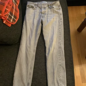 Gråa Jack and Jones jeans - Säljer mina Jack and Jones jeans för dem är för små, dem har ett litet hål i högra fickan som inte syns utifrån, skick 7/10, skriv vid intresse 