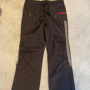 Prada byxor - Ett par väldigt gamla Prada byxor, nästan aldrig använts, super bra skick!