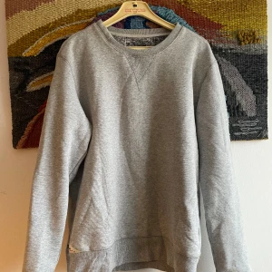 Grå sweater - Ljusgrå sweater från Crocker, tjock och bra material, sitter väldigt bra, och varm!