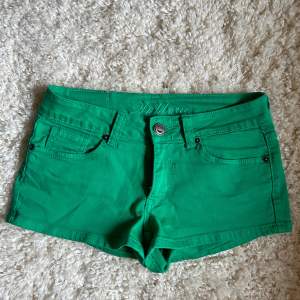 Så coola gröna jeansshorts i storlek 34. 💚💚💚