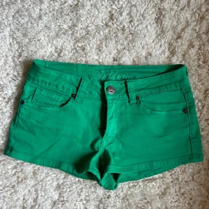Gröna jeansshorts - Så coola gröna jeansshorts i storlek 34. 💚💚💚