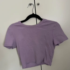 Lila kortärmad tröja  - Säljer en jättefin tajt kortärmad lila tröja. Bara använts några få gånger och kommer tyvärr inte till användning.  Skriv privat för frågor eller fler bilder😊