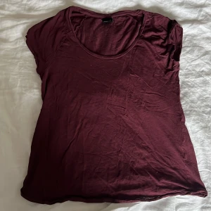 T-shirt  - Vinröd tunn T-shirt.