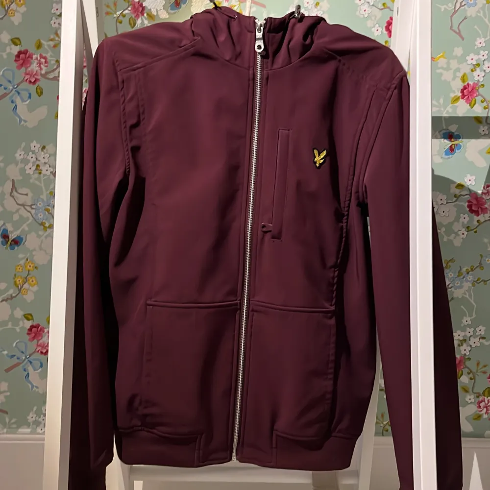 Bra skick Har använt jackan under en vinter, men försiktigt inga skador på plagget. Märket är lyle and scott. Pris kan diskuteras. Jackan är lite tunnare så passar perfekt på tidig vår och hösten!. Jackor.