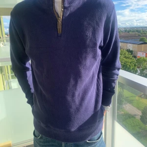 Gant halfzip stilren - Nu säljer jag denna Gant half zip i strl M, i marin blå färg och brun zip! Väldigt stilren. Köptes på gant för 1399kr. Skicket är 8/10 använd men tvättad rätt. Modellen är 182 lång. Skicka gärna bud.