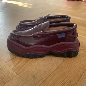 Eytys skor - Otroliga loafers från eytys! De är i väldigt bra skick men tyvärr för små för mig. Det står ingen storlek på men tror de skulle passa någon med storlek 37 - 38. Priset går att diskutera!