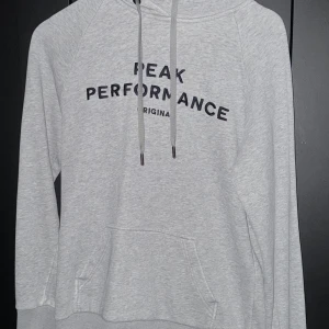 Peak performance hoodie  - En grå peak hoodie som är sparsamt använd inga märken eller fläckar, storlek M men passar S också 