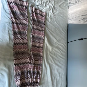 Mönstrade utsvängda byxor - Zick-Zack mönstrade byxor, utsvängda. Bra skick. Näst intill oanvända.