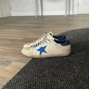 Golden goose skor - Hej, säljer mina skor eftersom jag är sugen på ett par andra. Storlek 44, relativt fint skick, litet slitet baktill på undersidan. Box och dustbag finns. Pris går att diskutera!