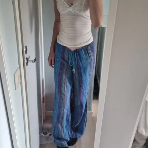 Coola byxor 😻 - Säljer byxorna på bilden. Skulle säga att de är baggy och väldigt lowrise. Storlek m men passar även s/xs då man kan dra åt de i midjan. Perfekta i benen för mig som är 174cm 😻.