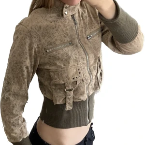 CROPPED JACKA - CROPPED JACKA ⚪️ Storlek S ⚪️ Bra skick ⚪️ Använd gärna köp nu ⚪️🫶