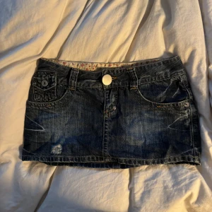 Jeans kjol - Jeans kjol med coola detaljer, säljer massa mer snygga kjolar och shorts 