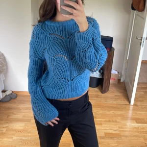 Blå virkad tröja - Så din tröja i så fin färg! Från Gina Tricot 