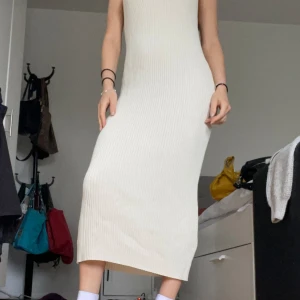 Klänning ribstickad  - Fin ribstickad klänning från Wera. Storlek 36/S. Säljer eftersom jag tycker den är lite stor på mig. Jag är 159 cm. 