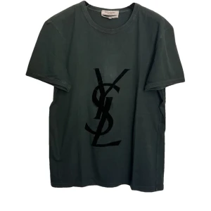 YSL T-shirt  - Intressekoll!! Supersnygg YSL T-shirt i en jättesnygg wash! Storlek L men sitter bra oversized på mig som annars har S/m. Ett litet hål men inget man ser på håll!!