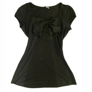 Blus - Söt svart blus med en rosett!