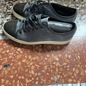 Lanvin skor - säljer ett par lanvins,kanppt använda och har inga repor!skriv om du har en fråga.box ingår kan pruta vid snabb handel!