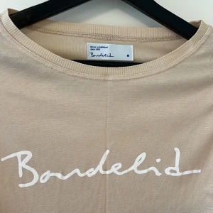 Bondelid tröja - Tunn och beige Bondelid tröja. Storlek M. Knappt använd