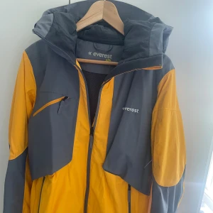 Everest skidjacka - Perfekt skick. Snölås och blixlåstfickor finns.