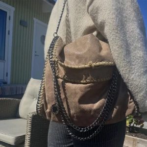 Stella väska - Den perfekta Stella väska i en beige/ brun-guldig färg!🧡💛 inköpt för flera år sedan, skriv privat för fler bilder! (OBS, saknar äkthetsbevis därav billiga priset 