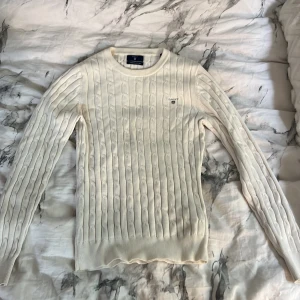 Gant Krämvit kavelstickad tröja - En kavelstickad tröja i färjen krämvit, som inte andvänts mycket alls så fortfarande jättefint skick. Storlek xs och i dam modell.
