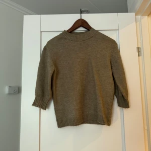 AFJ x Na-kd beige tröja - Säljer denna fina beigea stickade tröja från AFJ x NA-KD. Superfin och perfekt under alla årstider. Tröjan har trekvarts armar. Tveka inte att skriva om du har några frågor!