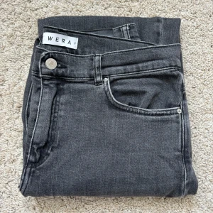 Grå jeans - Grå jeans från Wera i modellen Vilda i storlek 40💕